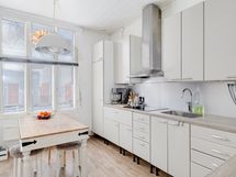 Iso ikkuna sisäpihalle päin/ Ett stort fönster mot innergården