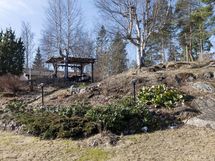 Taloyhtiön grillipaikka kallion päällä