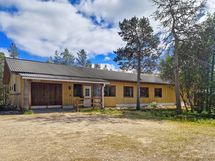 Julkisivu etupihan puolelle