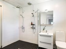 Kylpyhuoneessa tuplasuihkut