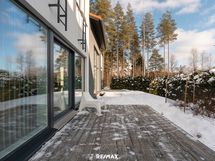 Keittiön yhteydessä laaja terassi