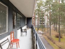 Koko huoneiston levyinen parveke