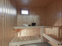 Sauna, jossa myös tuuletusikkuna.