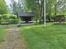 Asukkaiden käytössä viihtyisä etupiha oleskelualueineen.