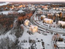 Taloyhtiö sijaitsee kävelyetäisyydellä Hyrylän keskustan palveluista.