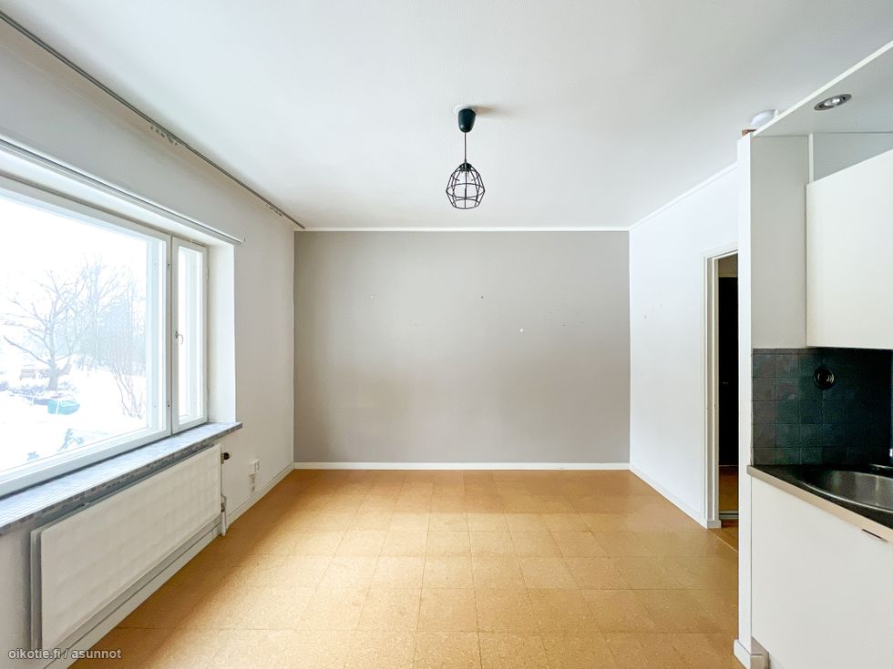 Neliömäinen ja valoisa huone on helppo sisustaa.