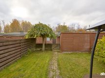 Aidattu, suojaisa takapiha.