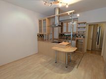 Avokeittiö ja olohuone