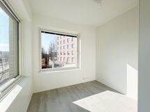 Olohuoneen vieressä olevan makuuhuoneen ikkunat suuntaavat lounaaseen ja kaakkoon.