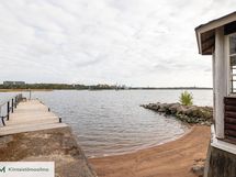 Tukeva laituri ja hiekkarantaa