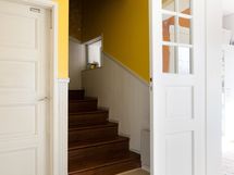 Aulatilasta on portaat yläkertaan ja kellariin.