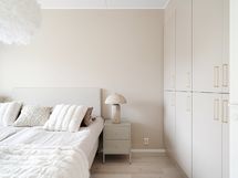 Makuuhuoneessa on kiinteät kaapistot.