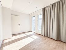 2. makuuhuone on myös hyvän kokoinen. Ikkuna ja rans.parveke kaakkoon.