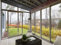 Terassi on mahdollista lasittaa. Digitaalisesti stailattu kuva asunnosta E16.