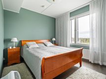 Päämakuuhuoneen tunnelmaa, vaatekaapistot jäävät kuvassa oikealle puolelle.