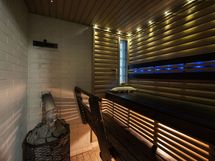 tilava sauna tunnelmavaloineen alakerrassa