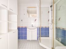 Kylpyhuoneeseen mahtuu oma pyykinpesukone.