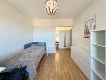 Makuuhuoneessa on liukuovi erottamassa tilaa olohuoneesta.