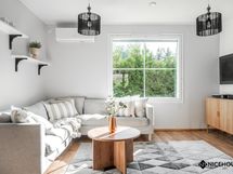 Olohuoneesta on vehreät näkymät