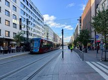 Stockman ja Hämeenkadun ratikkapysäkit ovat noin 200 metrin päässä asunnolta.