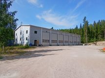 Julkisivu ja pihamaata
