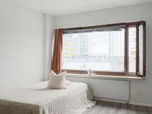 Huone 3 ikkuna Mannilantielle