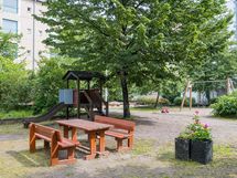 Yhtiöllä on vehreä lapsiystävällinen piha-alue