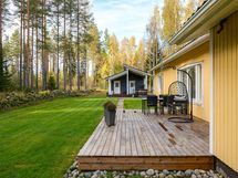 Takapihan kuisti ja saunarakennus