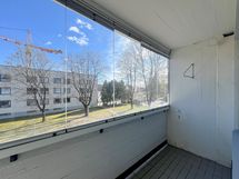 Ikkunat ja  lasitettu parveke suuntaavat kaakkoon.