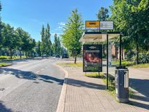 Läheltä löytyy niin bussipysäkit kuin metroasemakin.