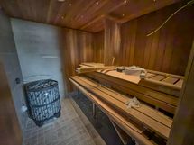 Taloyhtiön tiloissa juuri remontoitu sauna.
