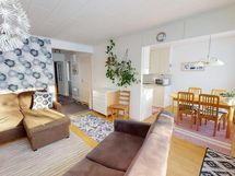 Olohuoneesta mukavasti kulku keittiöön
