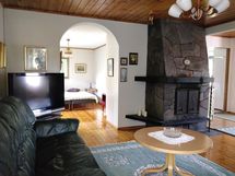 Olohuone, jossa takka.