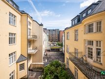 Näkymä asunnon ikkunoista itään päin sisäpihalle