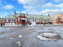 Hietalahden kauppahalli herkkuineen reilun kilometrin päässä.