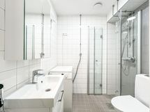 Juuri remontissa valmistuneessa kylpyhuoneessa on pyykinpesukone valmiina.
