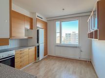 Keittiö on tilava ja kaapistot hyvässä kunnossa. Työtasoja on runsaasti ja tilaa ruokapöydälle.