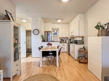 Keittiön edustalla on tilaa ruokapöydälle.