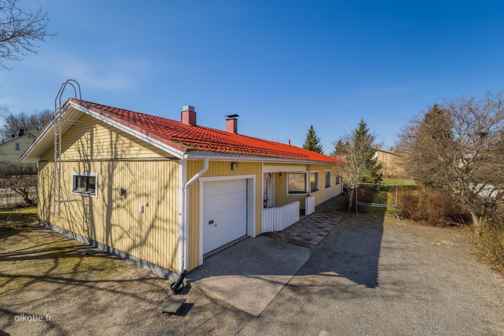 Iso koti autotallilla