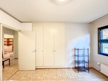 Makuuhuoneen puolella on hyvin kaappitilaa valmiina.