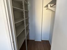 vaatehuone (makuuhuoneen yhteydessä)