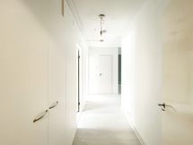 Eteisessä on hyvin kaappitilaa.