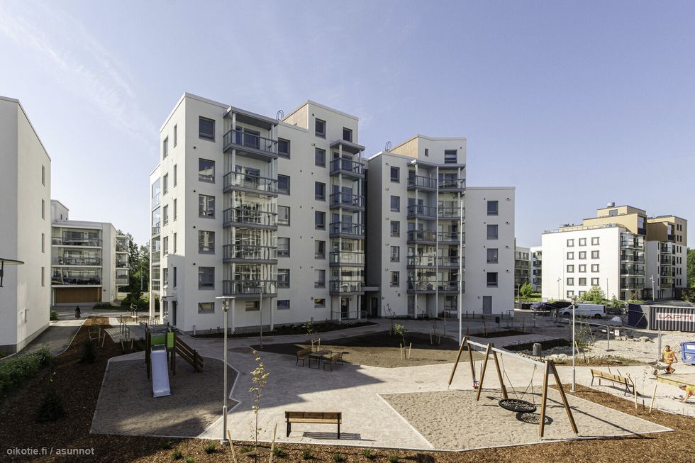 Asunto Oy Espoon Verner sijaitsee omalla tontilla Tapiolan urheilupuiston kupeessa.