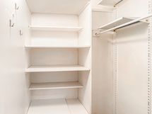 Eteisessä oleva vaatehuone tarjoaa runsaasti säilytystilaa.