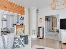 Asunnossa kaksi toimivaa pönttöuunia/ Två fungerande plåtugnar i lägenheten