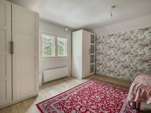 Yläkerran makuuhuone 2