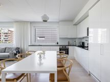 Näyttävä ja laadukas keittiö kivitasoilla ja integroiduilla kodinkoneilla tuo arkeen luksusta.