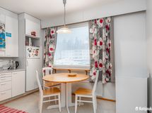 Siisti ja käytännöllinen huoneiston isompi keittiö