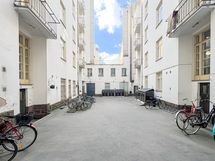 Tunnelmallinen sisäpiha, jossa hyvät jätteiden lajittelupisteet.