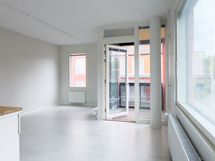 Suuret ikkunat tulvivat luonnonvaloa, ja oleskelutila on avara. 